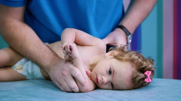 Uma ocupação com bebê com paralisia cerebral. Fisioterapia — Fotografia de Stock