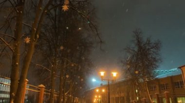 Bir kış gecesi sokak ışıkları açık.