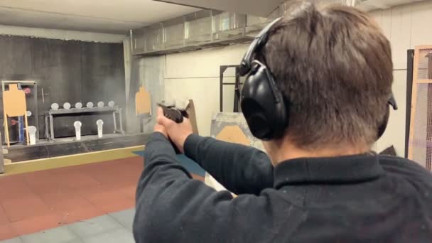 Молодий Чоловік Націлений Тримаючи Пістолет Знімальній Галереї Стріляючи Діапазон Середній — стокове відео