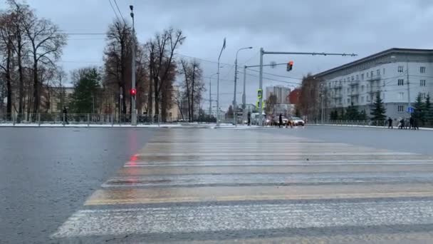 Rusko, Kazaň. 09-12-18 - chodce přes silnici. živé avenue — Stock video