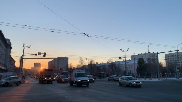 RUSSIA, KAZAN. 09-12-18 - mobil-mobil di jalan di jalan yang ramai. matahari terbenam — Stok Video