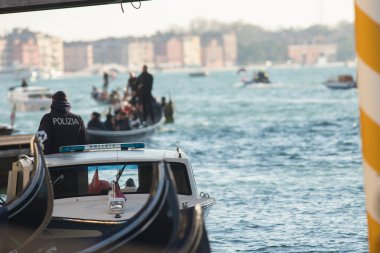Su polis Nehri üzerinde bir gemide.