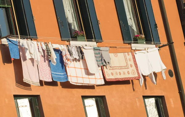 Secado de lavandería saludando en la antigua calle italiana, Venecia . —  Fotos de Stock