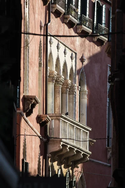 Историческое здание. Снимок ветхого балкона — стоковое фото