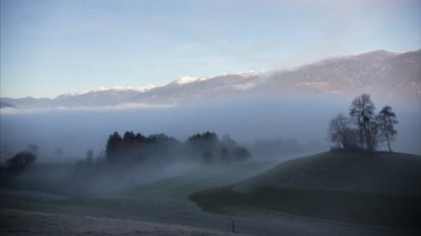 Dolomites. Gizemli manzara. Sisli bulutlu hava. Düşük beyaz bulutlar. Timelapse