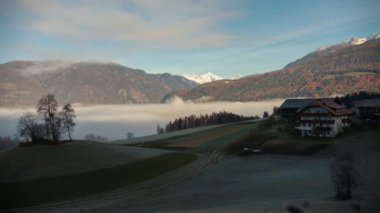 Güzel bir manzara. Yeşil alanlar ve dağlar ağaçları ile dolu. Düşük beyaz bulutlar. Timelapse