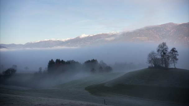 Dolomites. Pemandangan misterius. Cuaca mendung berkabut. Awan putih rendah. Waktu jeda — Stok Video