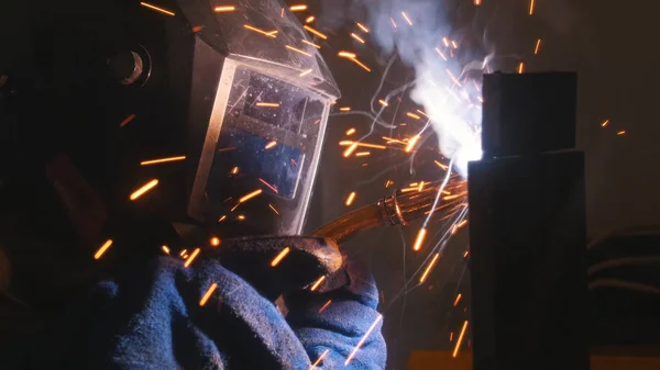 Industrial exposition. A welder doing his job. Welding — Stock Photo, Image