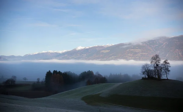 Dolomites. Gizemli manzara. Sisli bulutlu hava. Düşük beyaz bulutlar. — Stok fotoğraf