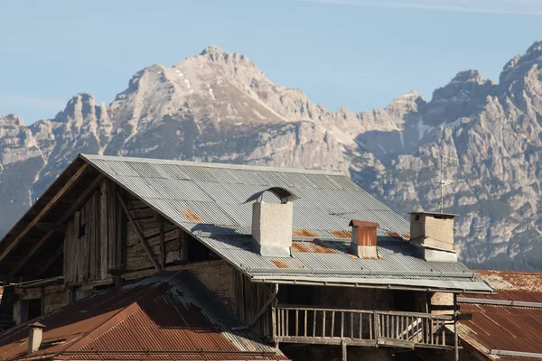 Dolomites. Une maison de village sur fond de montagnes enneigées — Photo