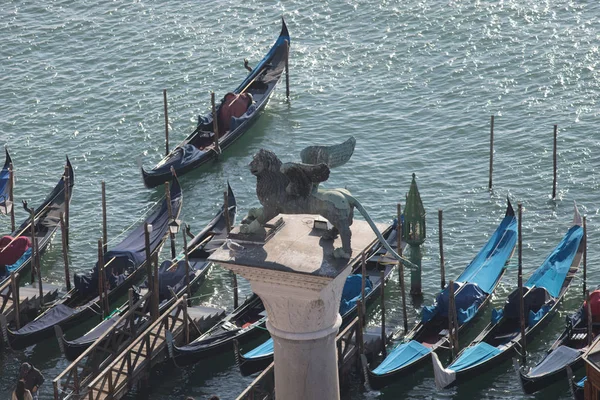 Góndolas en el puerto con la correa . — Foto de Stock