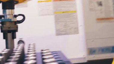 Sanayi üretimi. Cnc makine büyük bir üretim erkekte yerini alır.