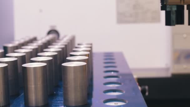 Industrieproduktion. CNC-Maschine besteht aus einem Metallzylinder — Stockvideo