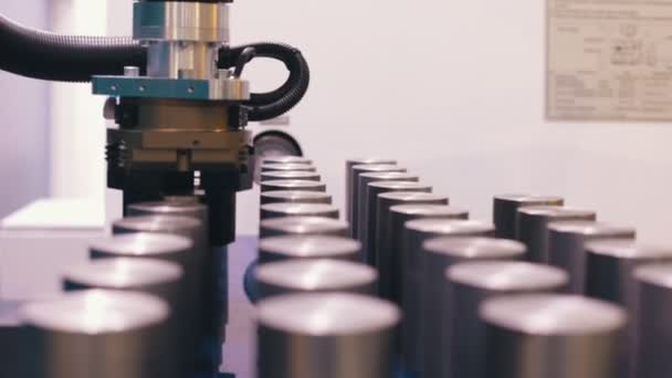 Промышленное производство CNC машина перемещает цилиндры — стоковое видео