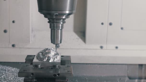 Industriell produktion. CNC-maskin graverad logotyp — Stockvideo