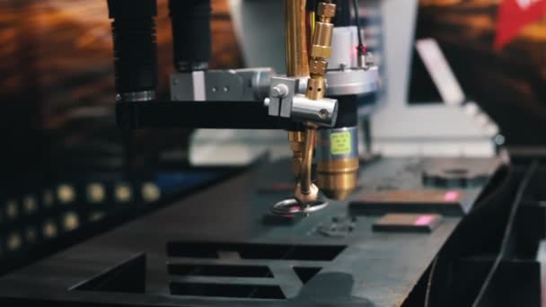 Production industrielle. La machine CNC coupe le métal avec un laser — Video