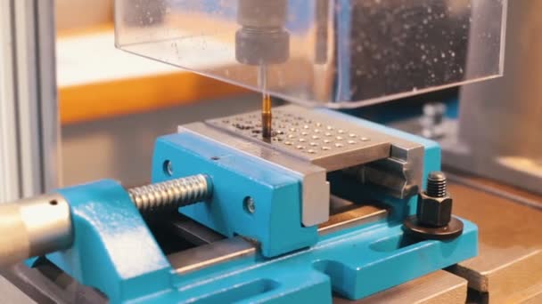 Industriell produktion. CNC-maskin skär en massa hål — Stockvideo