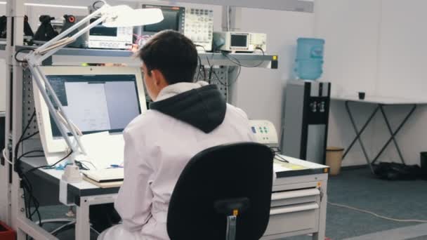 Βιομηχανική παραγωγή. Ένας άνδρας κοιτάζει η παράμετρος στον υπολογιστή — Αρχείο Βίντεο