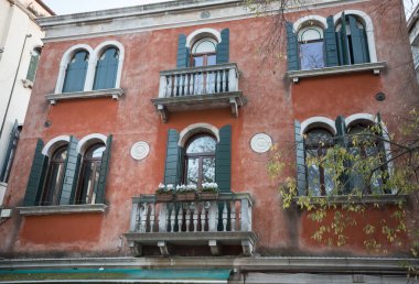 İtalya, Venedik. 11-11-2018: kırmızı apartmanın İtalya