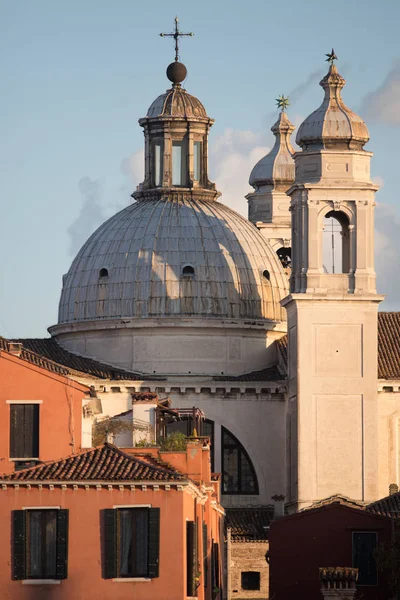 Italia, Venecia. Tiro de una gran iglesia . — Foto de Stock