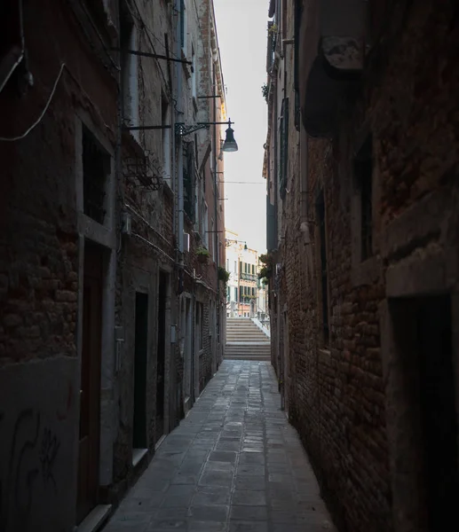 Calles oscuras estrechas de Venecia. Paredes de ladrillo —  Fotos de Stock