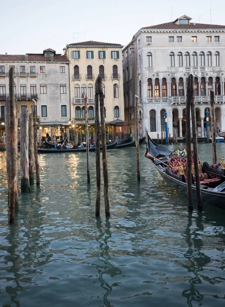 Italia, Venecia. Centro de la ciudad. Hermosa arquitectura. Agua y góndolas — Foto de stock gratis