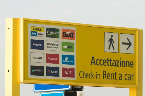 ITALIA, VENECIA. 11-11-2018: Un letrero con la dirección donde alquilar el coche — Foto de Stock