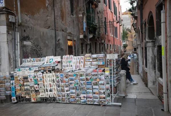 ITALIE, VENISE. 11-11-2018 : vente de cartes photo dans la rue — Photo