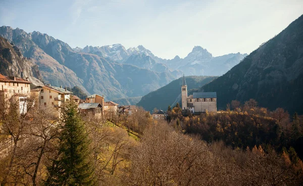 Dolomites, İtalya. Güzel bir manzara orman ve dağlar — Ücretsiz Stok Fotoğraf