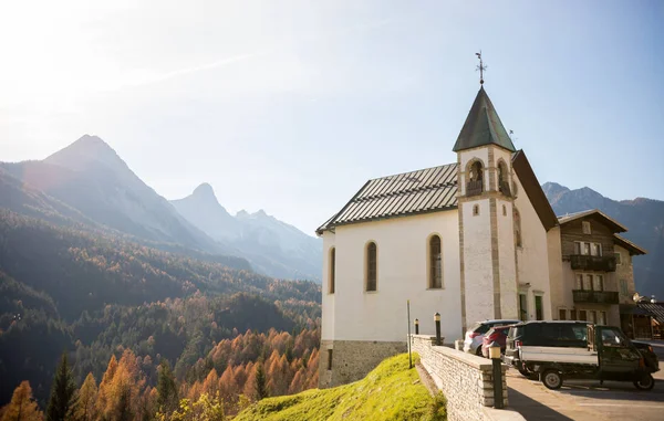 Dolomitas. Una pequeña capilla blanca en el fondo de las montañas —  Fotos de Stock