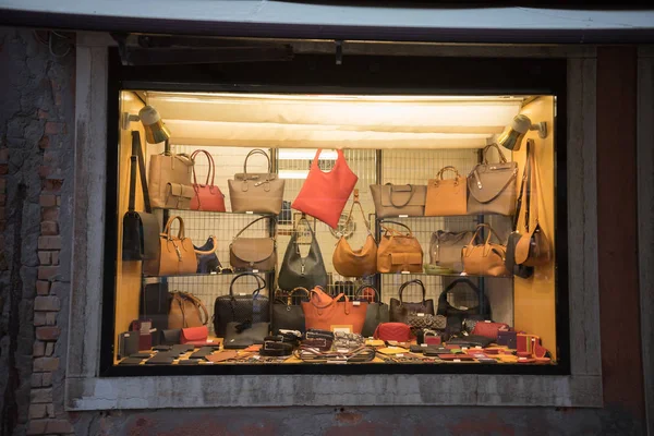 Um monte de sacos de mulheres diferentes na vitrine da loja — Fotografia de Stock