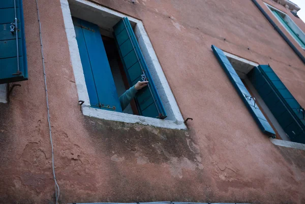 Un résident ouvre une fenêtre dans son appartement — Photo