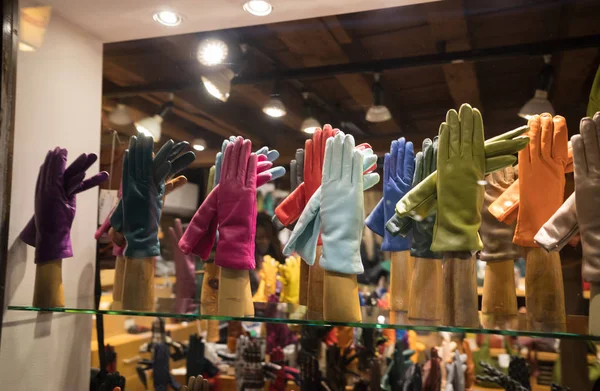 Guantes de cuero en la ventana de una de las tiendas —  Fotos de Stock