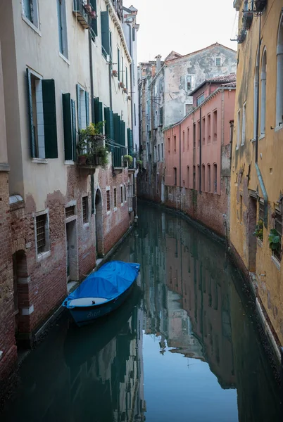 Вузький канал між будинками у Венеції — стокове фото
