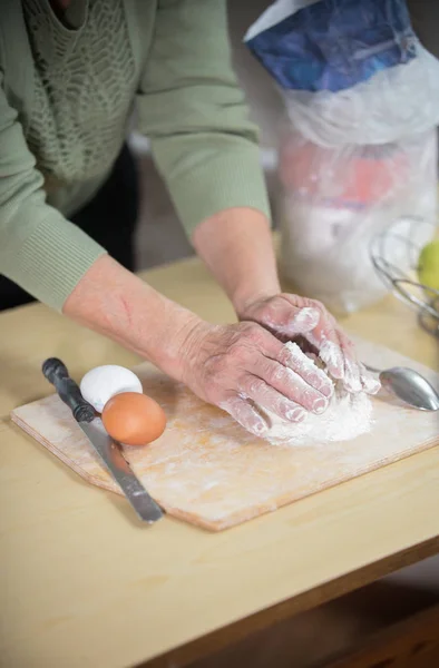 Старушка печет пирожки. Замеси тесто. — стоковое фото