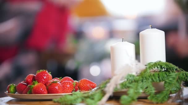 La vela de velas blancas ardiendo se apaga en el café. Disparo estático — Vídeos de Stock