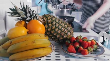 Meyve nerede kadın aşçılar masaya vardır