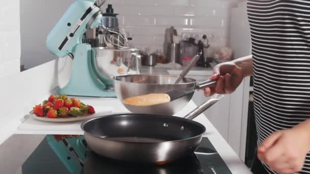 A female shifts ready pancakes on a plate — Stock Video