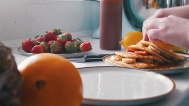 Bir kadın tatlı stawberry krep yerken üzerine bırakır..