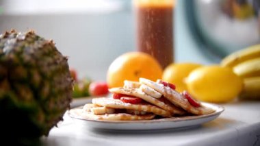 Bir kadın mutfakta Kafe'nin kek üzerine krema sprinkles