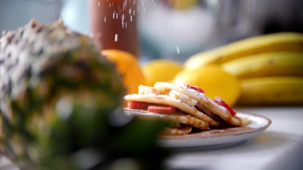 Cocina en la cafetería - mujer espolvorea azúcar en polvo sobre el pastel — Vídeos de Stock