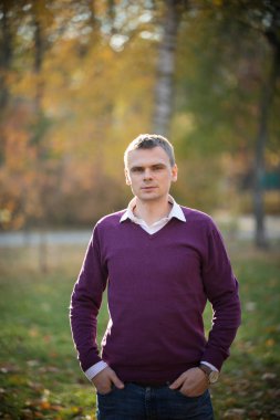 Sonbahar parkta bir adam portresi