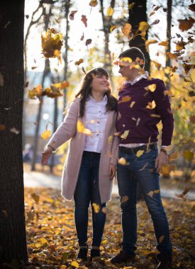 Parkta düşen sonbahar yaprakları altında bir coupe aşık standları