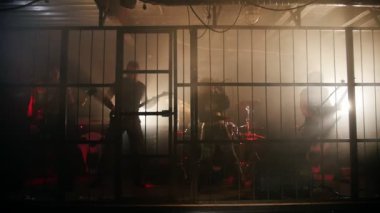 Hücre sıra dışı sahnede rock band performans uluslararası