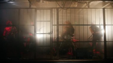 Şarkıcı saç rock grubu performansları üzerinde döner.