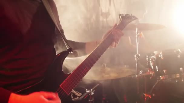 Guitariste joue son rôle lors d'un concert de groupe de rock — Video