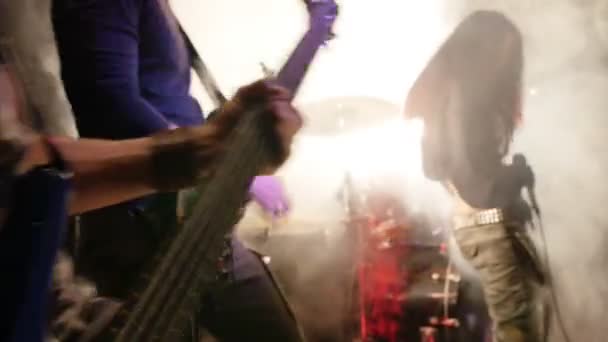 Rock band perfomance sahnelerin birinde — Stok video
