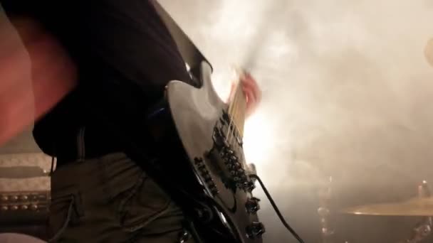 Le guitariste joue émotionnellement sur la performance de son groupe de rock — Video