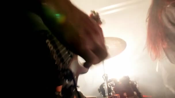 De gitarist speelt emotioneel over de prestaties van rockband — Stockvideo