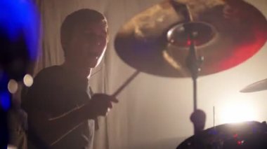 Davulcusu ve gitarist yerlerine bir rock grubu performansı üzerinde oynamak